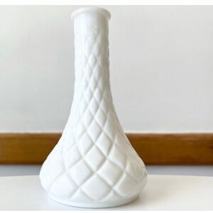 Milk Glass Quilted Bud Vase Romantic Cottage
Elegant Vintage Retro Decor 6" Tall
